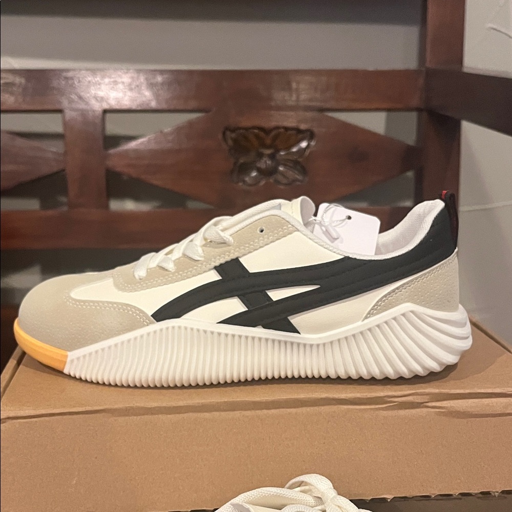 NWT De Florence Cloudea Sneakers. Size 42. - Picture 9 of 11